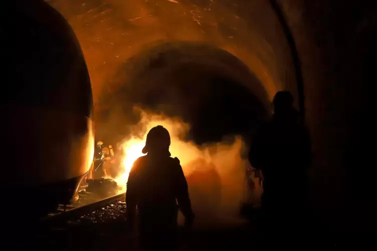 Flammengenerator und Nebelmaschine verwandeln den Tunneleingang in einen infernalischen Schlund. 
