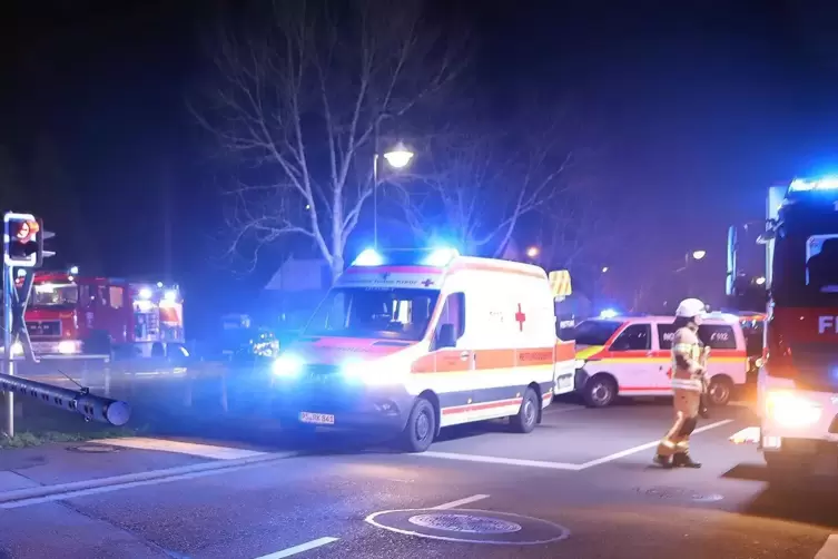 Am Bahn&uuml;bergang von Albersweiler treffen die Einsatzfahrzeuge ein. 