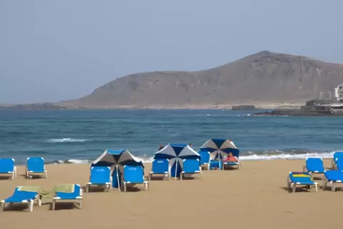 Für Freunde von Sand und Sonne auch im Herbst und Winter ein reizvolles Ziel: Playa de las Canteras, der Stadtstrand von Las Pal