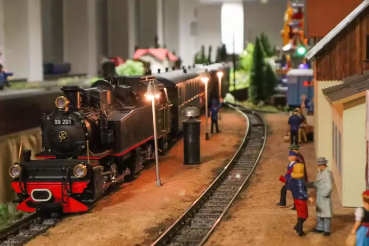Eine Lokomotive der Heeresfeldbahn wartet im Fantasiebahnhof Petersb&auml;chel auf ihren n&auml;chsten Einsatz. Der Bahnhof soll im kommen