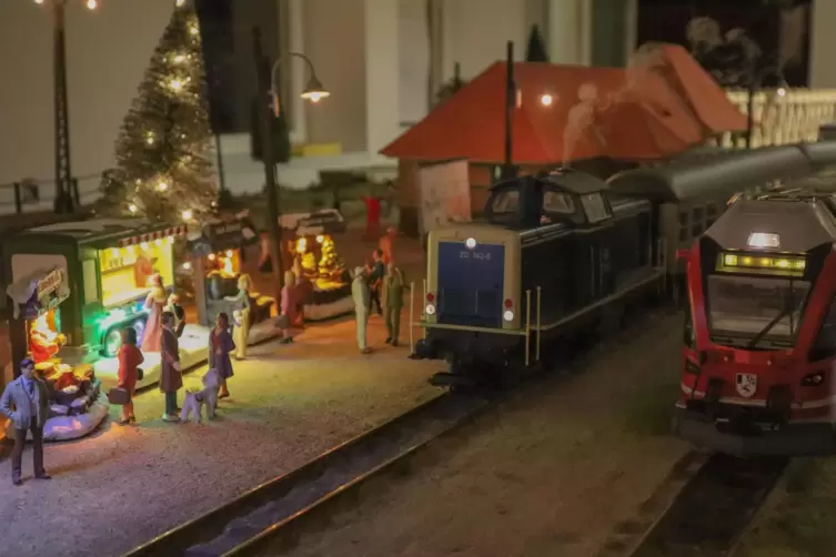 Weihnachtsstimmung auf der Anlage: Die Passagiere im Ma&szlig;stab 1:22,5 k&ouml;nnen direkt vom Bahnsteig zur Gl&uuml;hweinbude gehen.