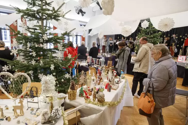 Weihnachtsmarkt im Edith-Stein-Haus: Zur Eröffnung am Samstag spielte der Posaunenchor Trippstadt unter der Leitung von Verena B