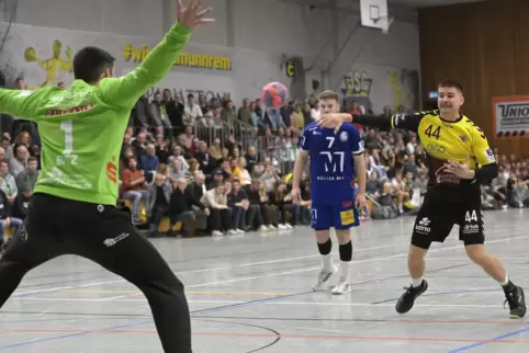 Mundenheims Max Schneider erzielt hier per Siebenmeter das 4:7 gegen den überragenden Haßlocher Torwart Marco Bitz. 