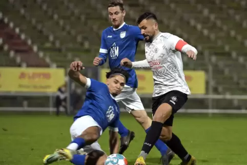 Mechtersheims Ünal Altintas klärt den Ball vor Nico Pantano von Arminia Ludwigshafen. 