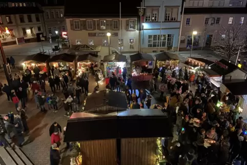 Ausblick vom Probelokal der Königsland-Swingband auf das Treiben auf dem Marktplatz. 