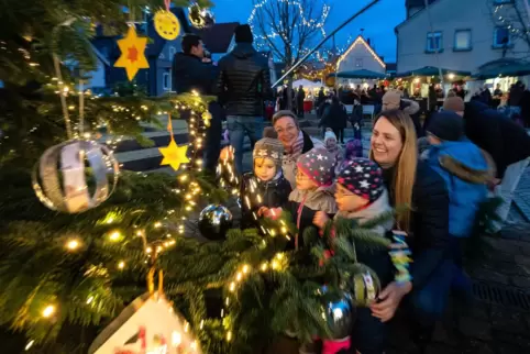 Tannenduft und Lichterglanz: Auf dem Lingenfelder Weihnachtsmarkt herrscht gute Stimmung. 