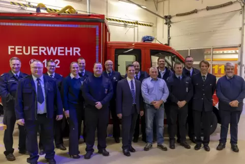Das neue Mehrzweckfahrzeug wurde vom Bürgermeister an die Wehr übergeben und durfte dann auch gleich mit aufs Bild von den geehr