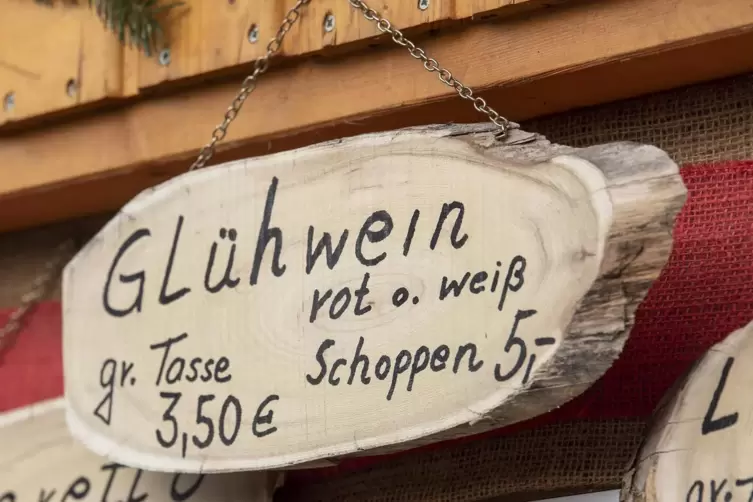 Der Schoppen f&uuml;r f&uuml;nf Euro: Einige Beschicker in Kandel haben ihre Preise wegen der allgemeinen Kostensteigerung erh&ouml;ht.