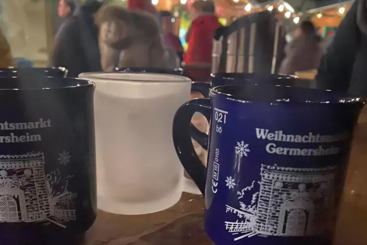 Eine Tasse f&uuml;r zwei Euro? Gibt es auf dem Germersheimer Weihnachtsmarkt. 