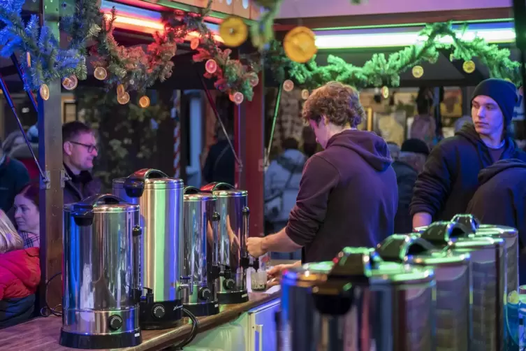 Auf dem Belzenickelmarkt in Edenkoben gibt es Gl&uuml;hwein an zwei St&auml;nden. 