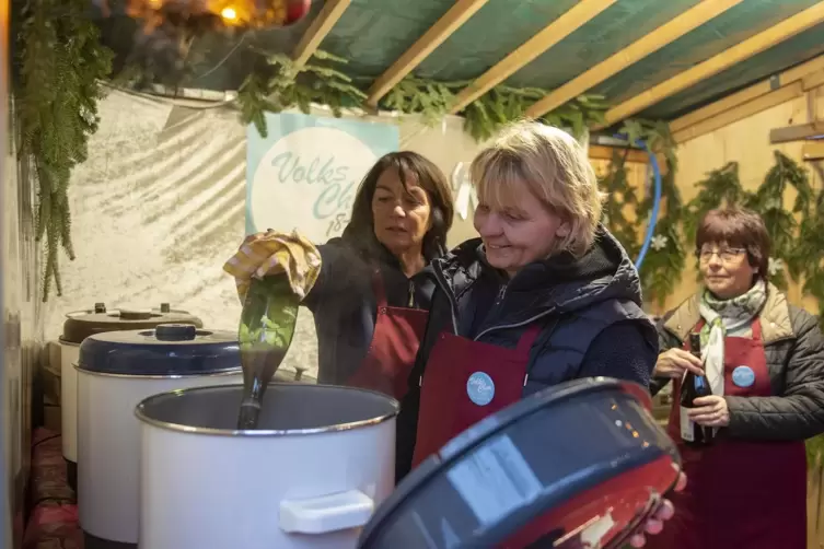Der Gl&uuml;hwein muss st&auml;ndig nachgef&uuml;llt werden - wie hier in Edenkoben. 