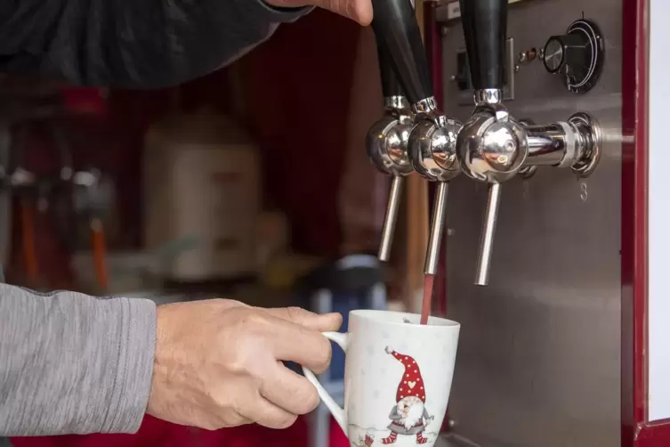 In Kandel kommt er bequem per Hebel in die Tasse.