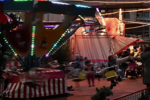 Auf dem Mutterstadter Weihnachtsmarkt haben die Kleinen Spaß auf dem Kinderkarussell. 