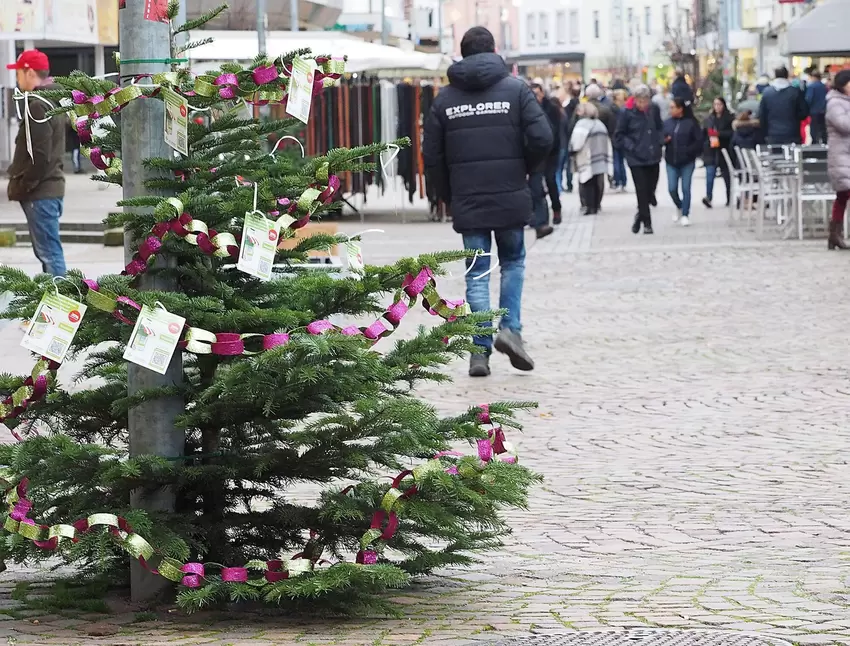 Am Sonntag wurden auch die Weihnachtsbäume in der Fußgängerzone geschmückt.