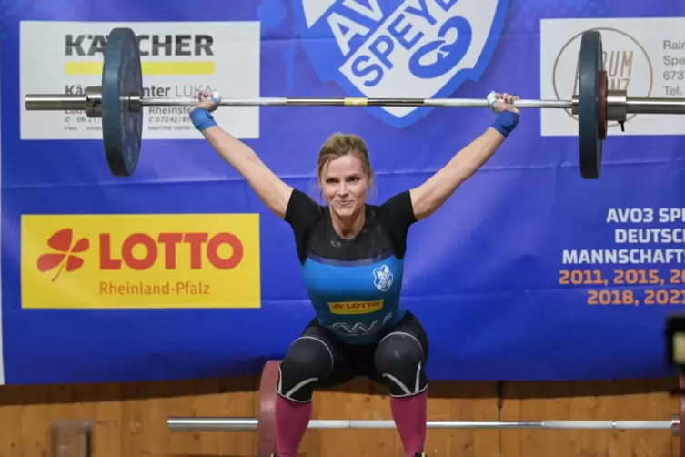 Das Lächeln verrät es: Julia Schwarzbach reißt erfolgreich die 65 Kilogramm in die Höhe.