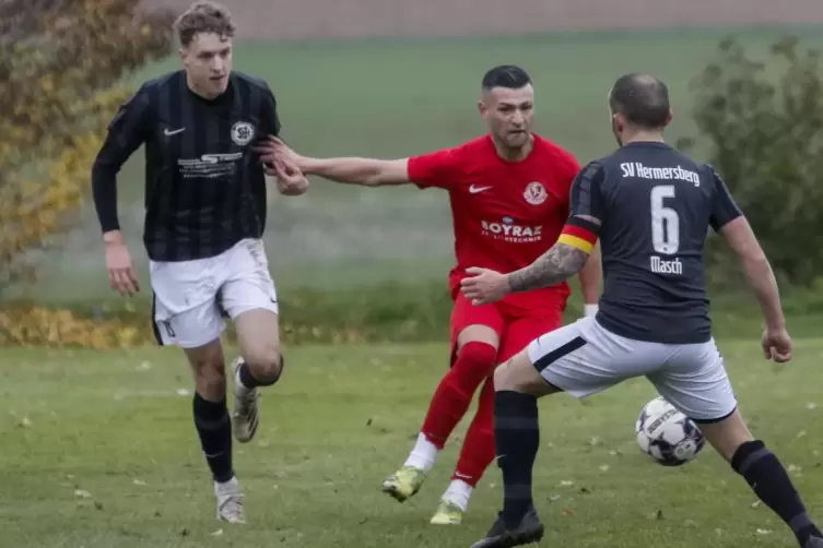  Rüssingens Halil Anli (rotes Trikot) hatte mehrere Gelegenheiten für ein Tor. Doch die Hermersberger mit Pascal Masch (rechts) 