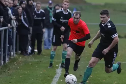 Stettens Jonathan Steuerwald-Ludwig ist vor Xaver Löwe am Ball. 