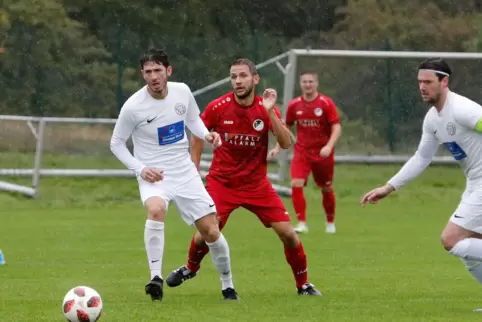 Sebastian Walther (rotes Trikot, hier gegen Fußgönheims Hakan Yildiz) tut sich mit dem TuS Steinbach nach wie vor in der Verband