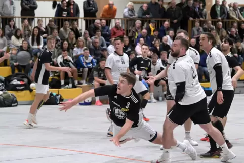 Das 9:9 vor vollen Rängen: Eric Blohm (Nummer 3) setzt sich gegen Speyers Defensive durch und trifft.