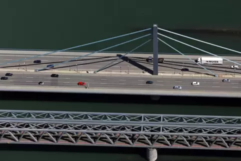 Auf diesem Bild ist die Rheinbrücke frei. Aber wenn es in Karlsruhe kracht, stehen die Fahrzeuge bis in die Pfalz. 