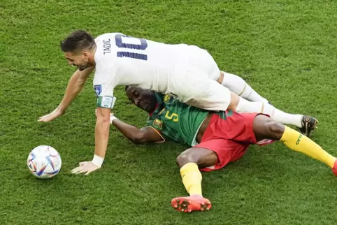 Heißer Kampf: Serbiens Dusan Tadic (oben) gegen den Kameruner Gael Ondoua.