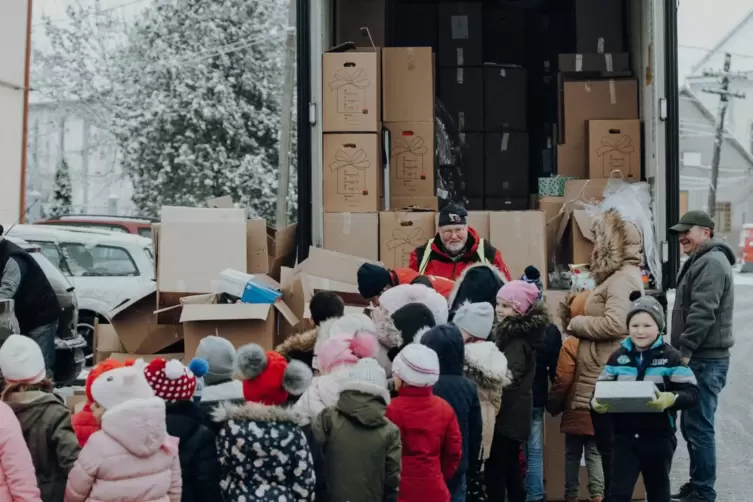 Weihnachtspäckchenkonvoi 2019: Geschenke verteilen vor Ort. 