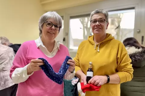 Karin Beck (links) und Bärbel Heidt haben in Contwig den Sockenmarkt organisiert. Mit Vorliebe gehen die Frauen mit Stricknadel 