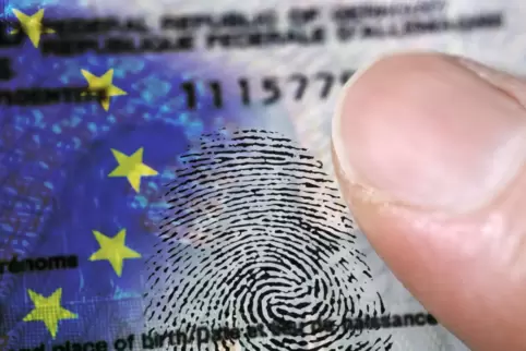 In Deutschland übliche Sicherheitsmerkmale fehlen bei griechischen Personalausweisen.