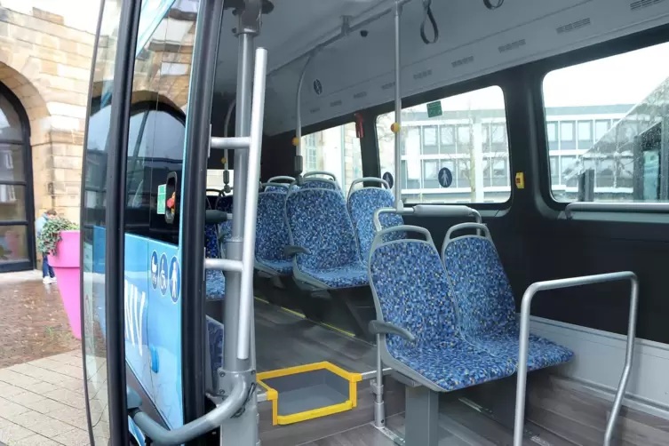Die kleineren Busse der Queichtal Nahverkehrsgesellschaft bieten 17 Sitz- und zehn Stehplätze. 