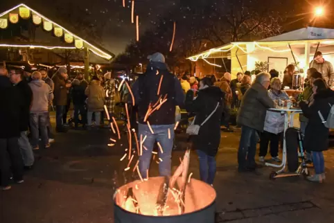 Adventsglühen: Den Auftakt bildeten am Samstagabend die traditionellen Schwedenfeuer am Zwiwwelbrunnen. 