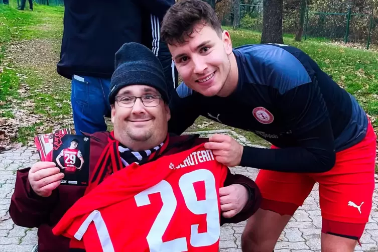 War einfach nur glücklich: Rollstuhlfahrer und FCK-Fan Carsten Ratka freute sich riesig, dass sich Flavius Botiseriu an sein Ver