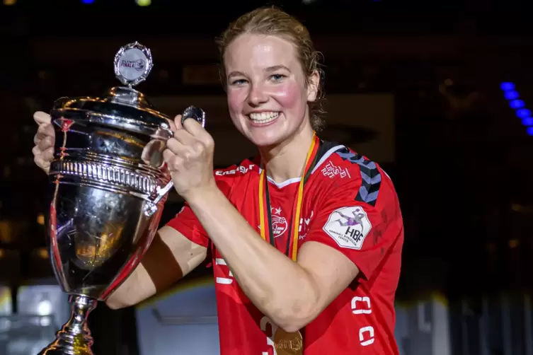 Amelie Berger nach dem DHB-Pokal-Sieg 2021. 