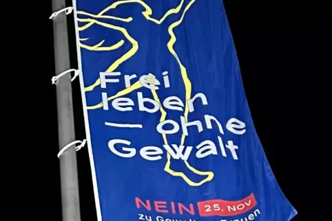 An der Göllheimer VG-Verwaltung wurde die Fahne des Vereins „Terre des Femmes“ gehisst, der sich weltweit für ein gleichberechti