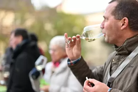 Geschmackserlebnis: Im Weingut Markus Schwaab verkostet Wein- und Kulturbotschafter Timo Dorsch einen 2021er Riesling feinherb z