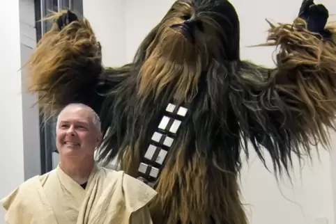 Star-Trek-Vorlesung: Hubert Zitt als Jedi-Ritter mit Chewbacca aus der Star-Wars-Spielfilmserie.