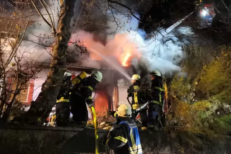 Rund 80 Feuerwehrleute kämpften unter schwierigen Bedingungen gegen die Flammen. Bis Montagmorgen waren einige Wehrleute im Eins