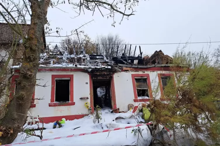 Das Einfamilienhaus ist nach dem Feuer einsturzgef&auml;hrdet. Zur Brandursache wird jetzt ermittelt. 