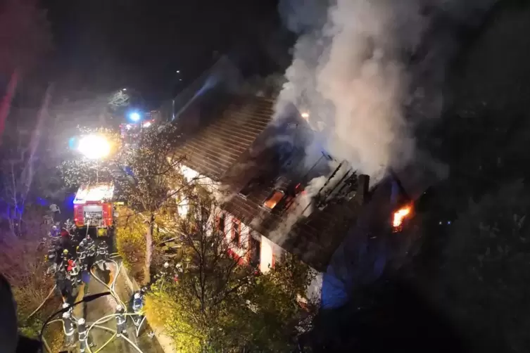 Die enge Stra&szlig;e erschwerte die L&ouml;scharbeiten.