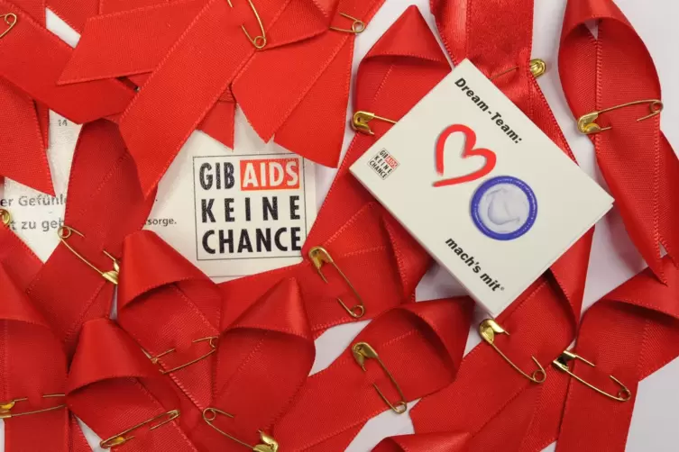Rote Schleifen, Symbol der Solidarität mit HIV-Positiven und Aids-Kranken.