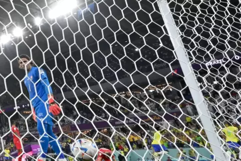 Drin isser. Der Schweizer Torhüter Yann Sommer schaut betrübt auf den Ball, rechts bejubeln die Brasilianer das goldene Tor. 