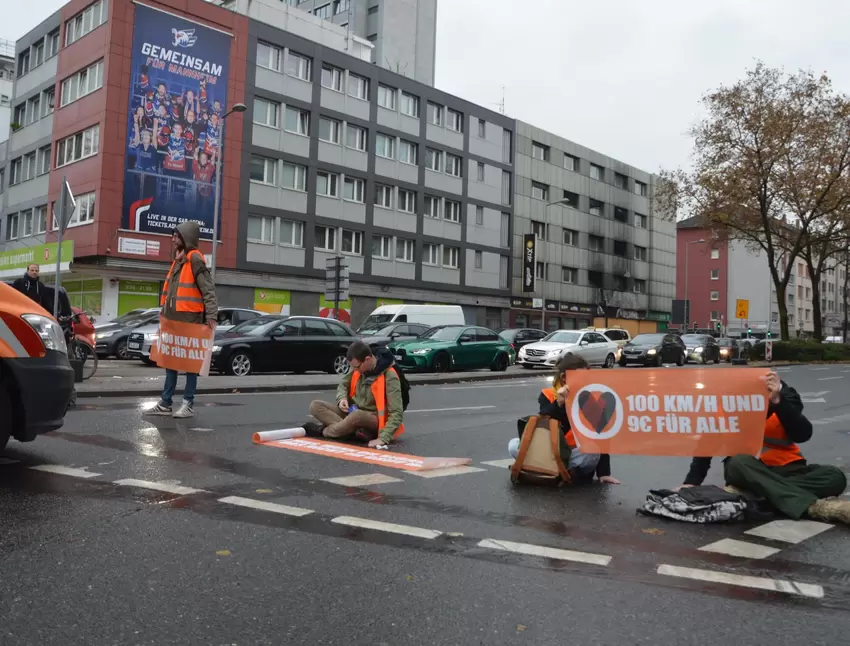 Die Kreuzung war binnen kurzer Zeit blockiert.