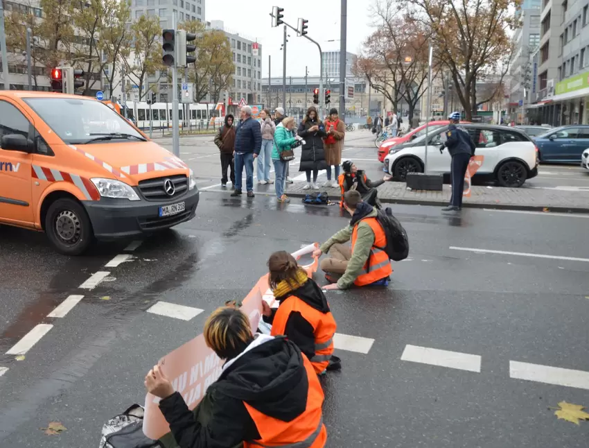 Der Verkehr auf der Bismarckstraße stoppte blitzartig.