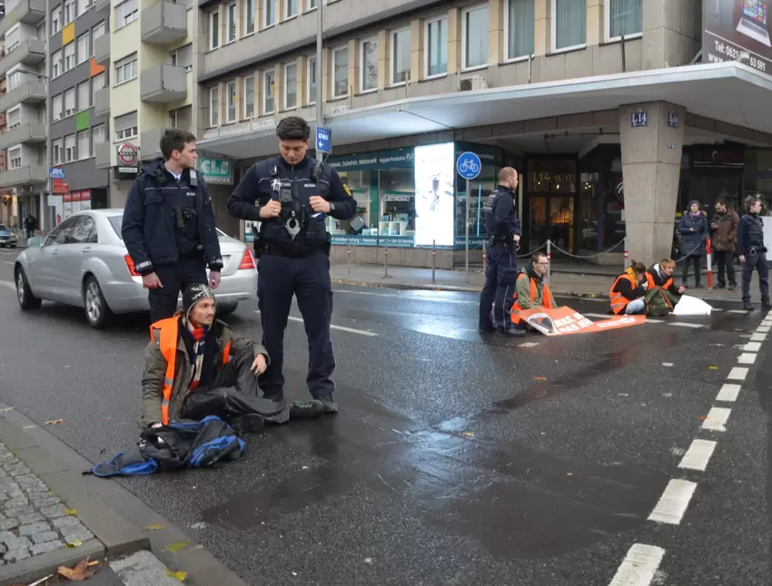 Die Polizei war schnell vor Ort und beendete die Blockade.