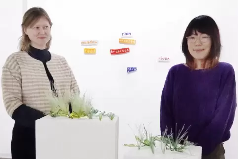 Hinter der filigranen Glaskunst und vor den Wortschildern: Judith Röder und Masami Hirohata. 