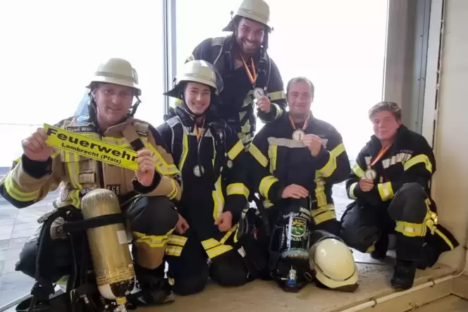 Die fünf Feuerwehrmänner aus Lambrecht, die in Frankfurt an den Start gingen.