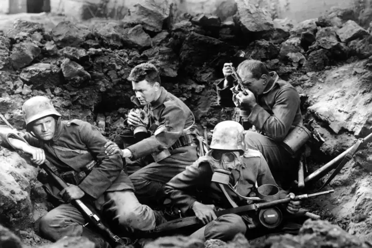 Katastrophe Krieg: Filmszene mit Ben Alexander, Lew Ayres und Louis Wolheim. 