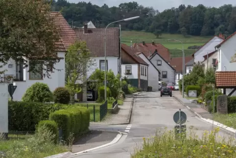 Ortseingang Wahnwegen aus Richtung Hüffler. Das evangelische Gemeindehaus Wahnwegen soll bald mit neuen Tischen ausgestattet wer