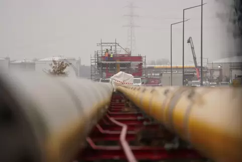 Arbeiten am LNG Flüssiggas-Terminal in Brunsbüttel, wo künftig auch Gas aus Katar angelandet werden soll.