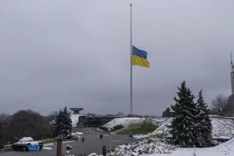 Die ukrainische Flagge weht auf Halbmast in der Nähe der Mutter-Heimat-Statue in Kiew: Russland bezweckt mit seinen, dass in die