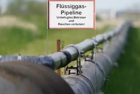 Blick auf eine Flüssiggas-Pipeline am Nordsee Gas Terminal bei Brunsbüttel/Schleswig-Holstein. 